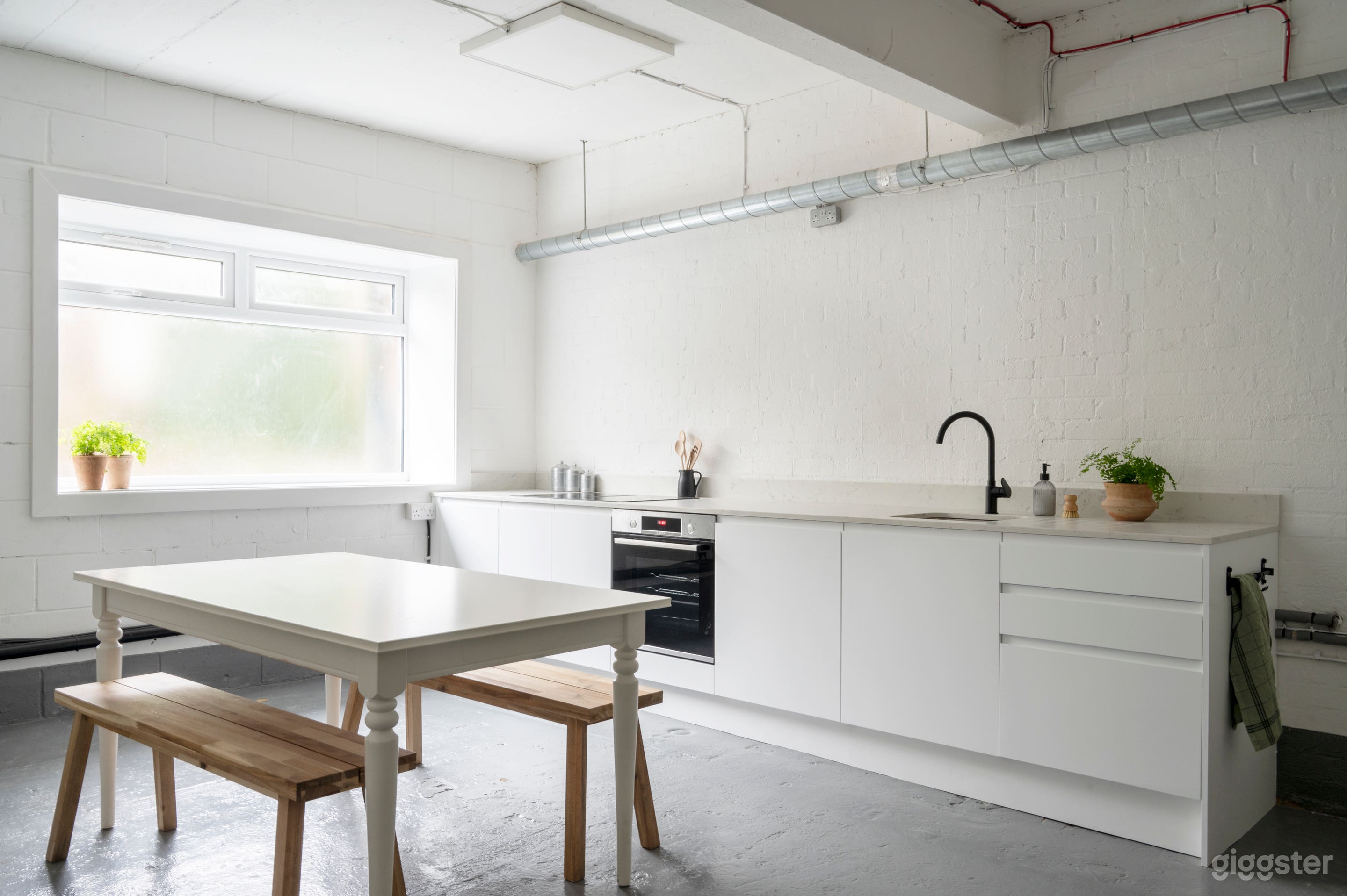 Small Photography Kitchen Studio / Prep Kitchen Photo 1