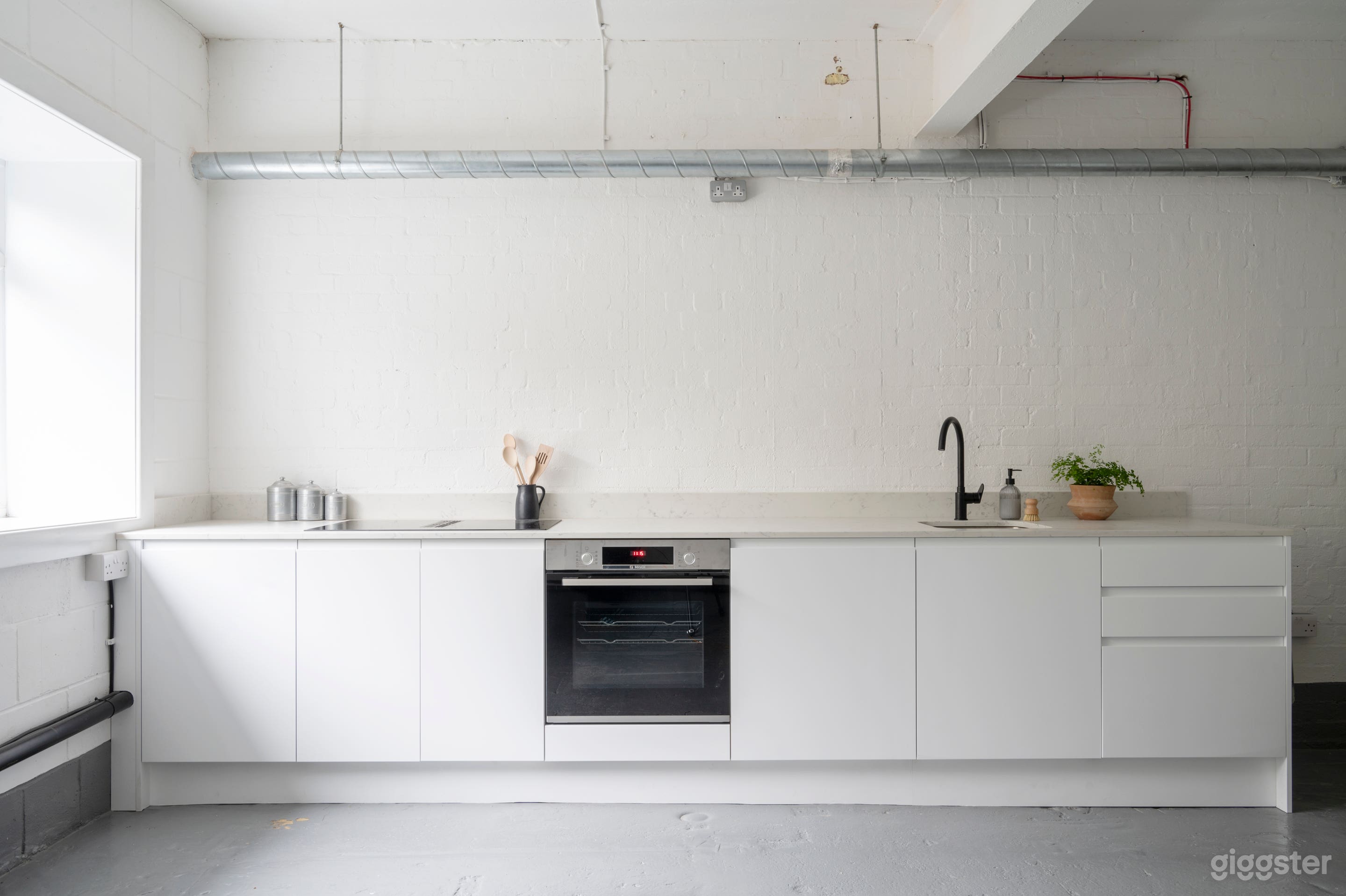 Small Photography Kitchen Studio / Prep Kitchen Photo 2