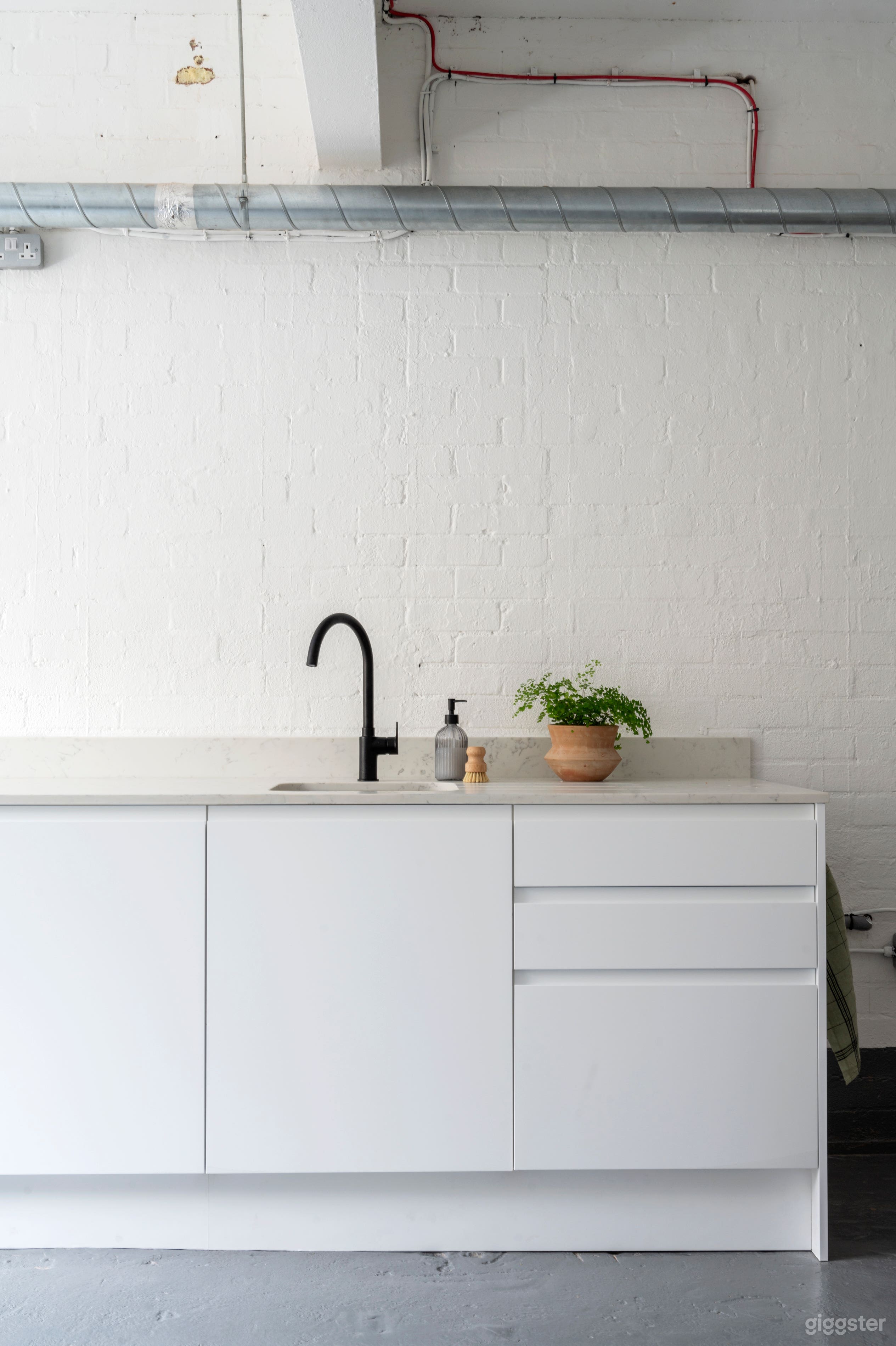 Small Photography Kitchen Studio / Prep Kitchen Photo 4