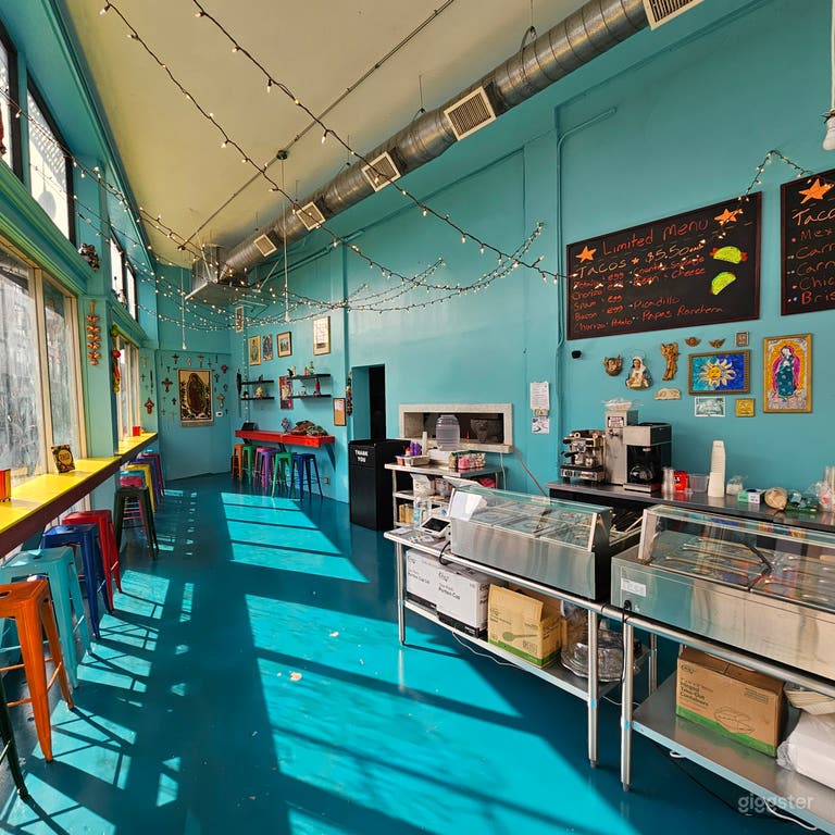  Lebhaftes eklektisches Café mit farbenfrohem Interieur und künstlerischem Charme 