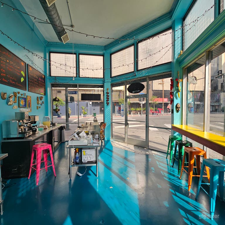  Lebhaftes eklektisches Café mit farbenfrohem Interieur und künstlerischem Charme 