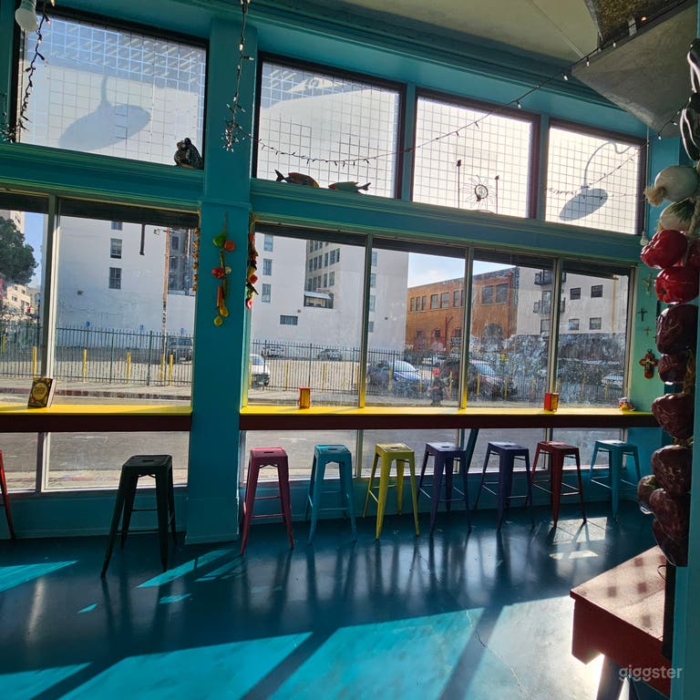  Lebhaftes eklektisches Café mit farbenfrohem Interieur und künstlerischem Charme 