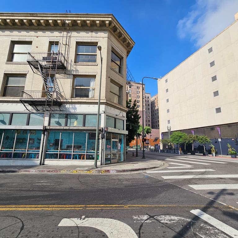  Lebhaftes eklektisches Café mit farbenfrohem Interieur und künstlerischem Charme 