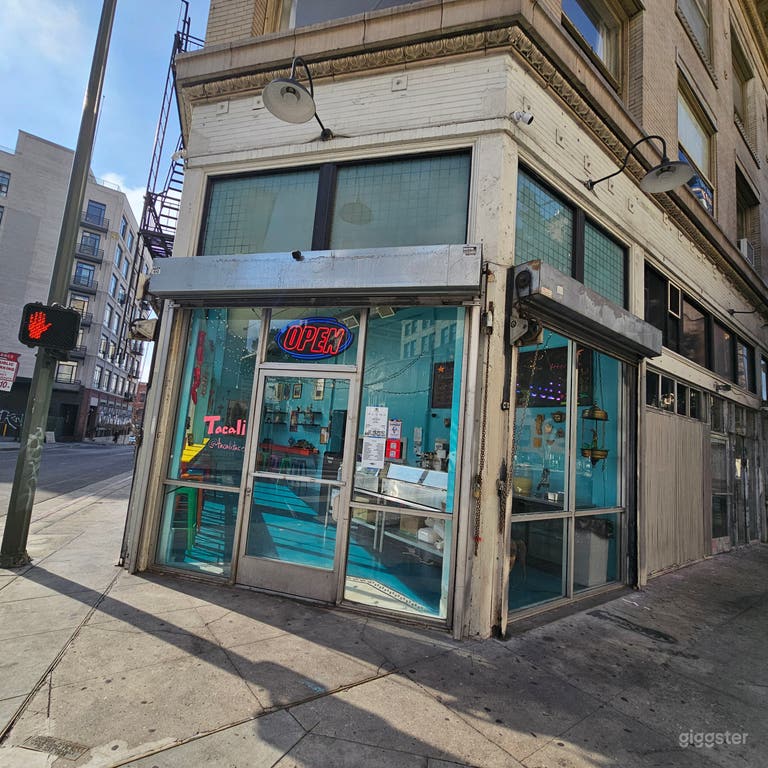  Lebhaftes eklektisches Café mit farbenfrohem Interieur und künstlerischem Charme 