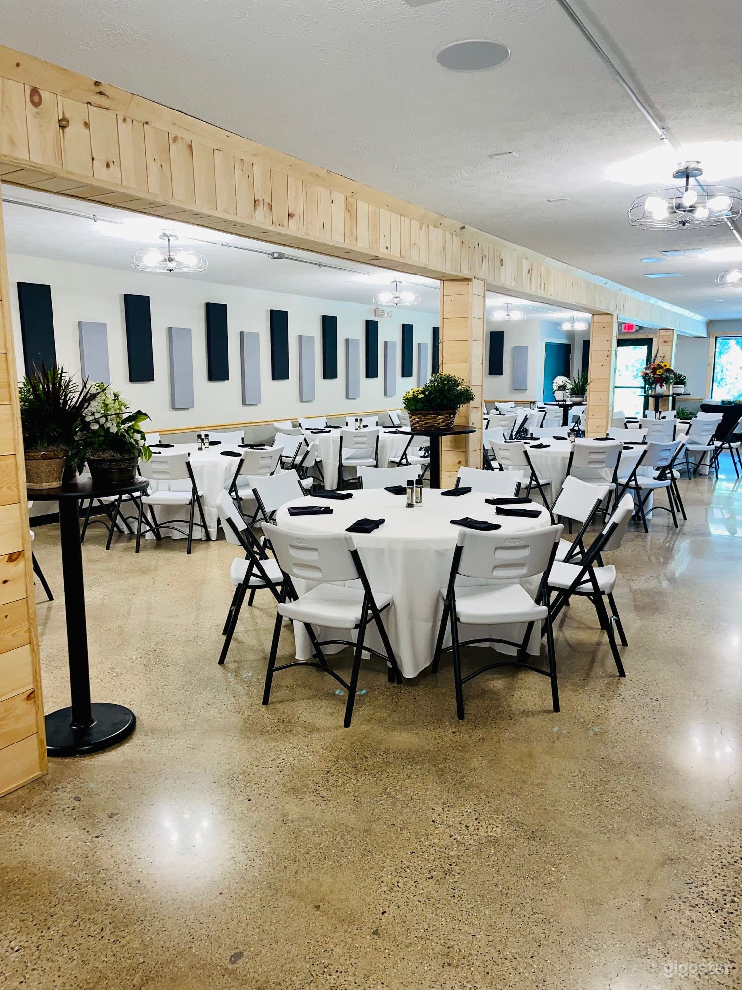 Relaxing Restaurant &amp; Lounge in Battle Creek, MI (Entire Venue Rental) Photo 2