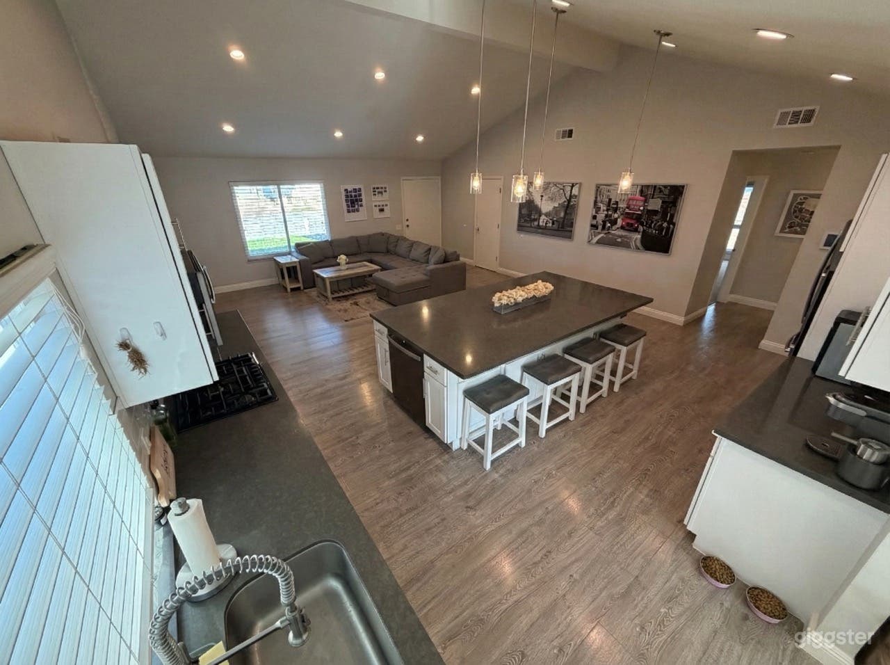 Ultimate Suburban Family Home: High Ceilings, Chef's Kitchen Photo 3