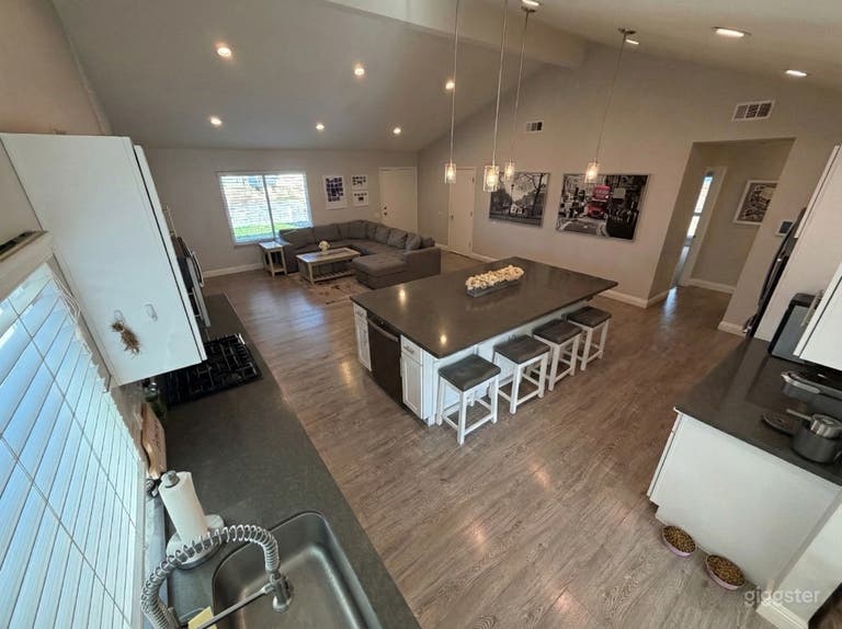  Ultimate Suburban Family Home: High Ceilings, Chef's Kitchen 