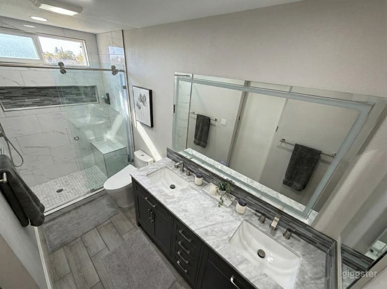  Maison familiale suburbaine ultime : hauts plafonds, cuisine de chef 