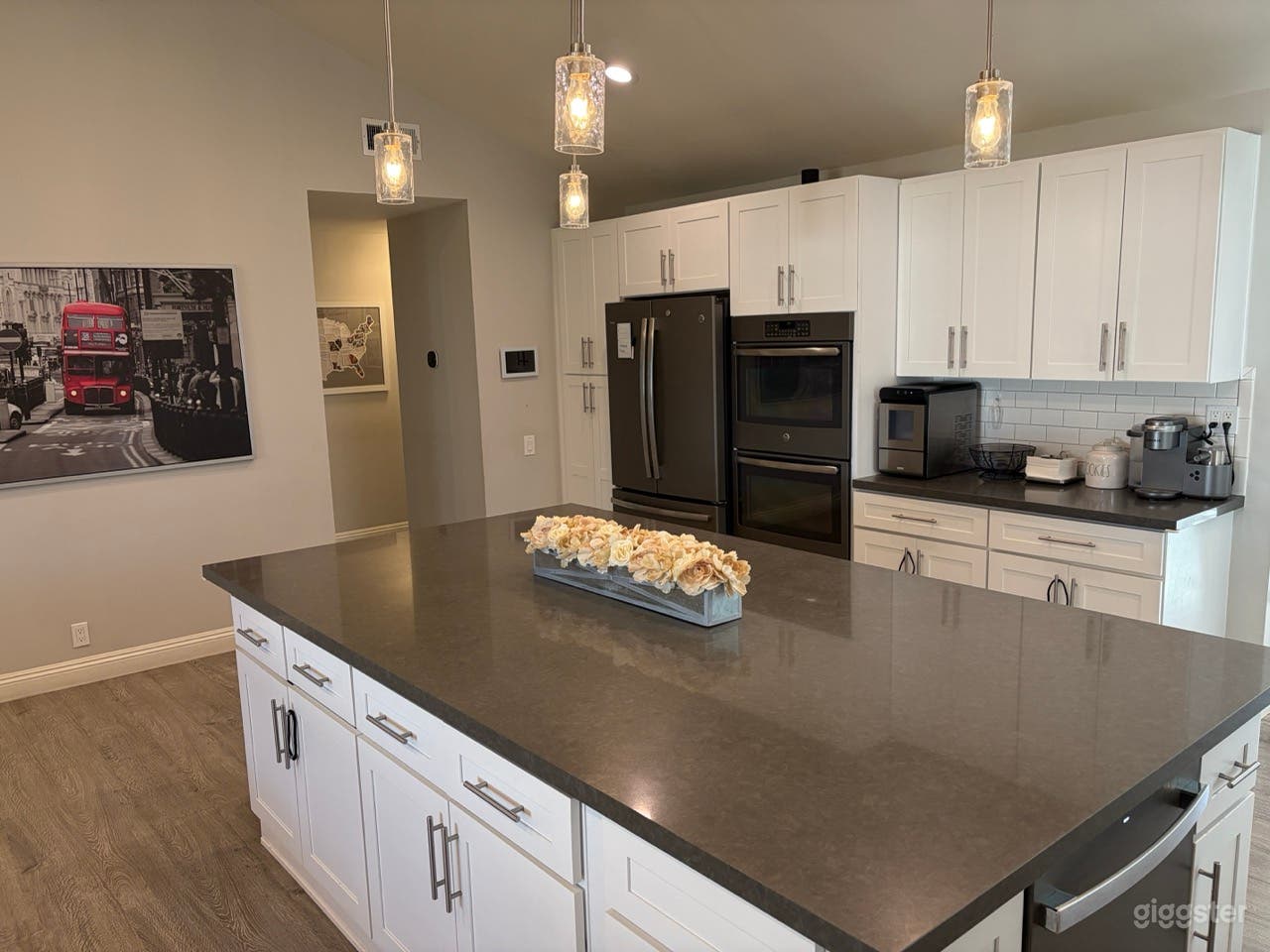 Photo de Maison familiale suburbaine ultime : hauts plafonds, cuisine de chef 4