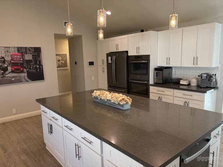  Maison familiale suburbaine ultime : hauts plafonds, cuisine de chef 