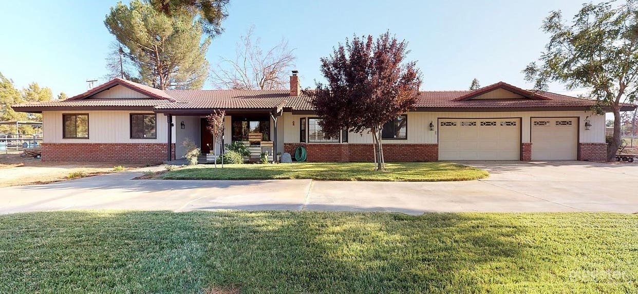 Ranch style home with barn, horses on 2.5 acres Photo 1