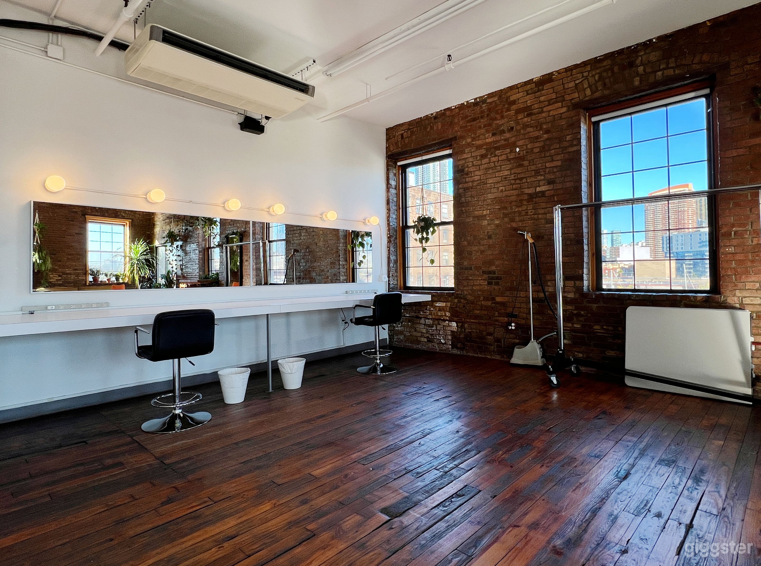 Private 2500 Sq Ft Studio With Cyc &amp; Green Room Photo 4