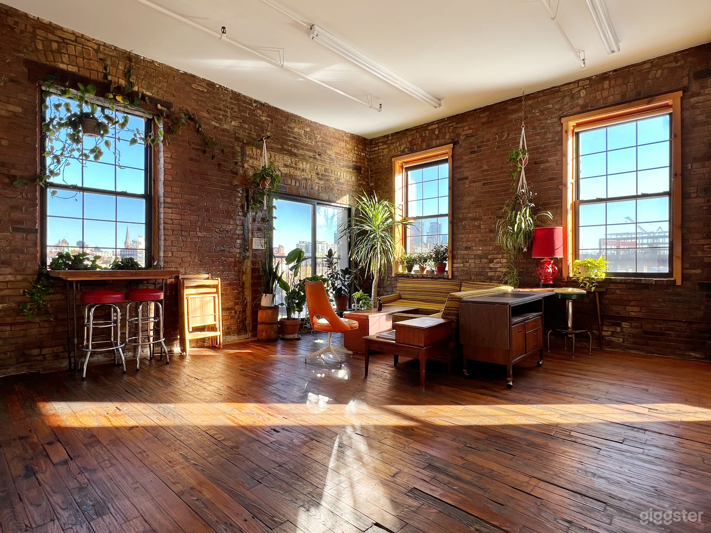 Private 2500 Sq Ft Studio With Cyc &amp; Green Room Photo 3