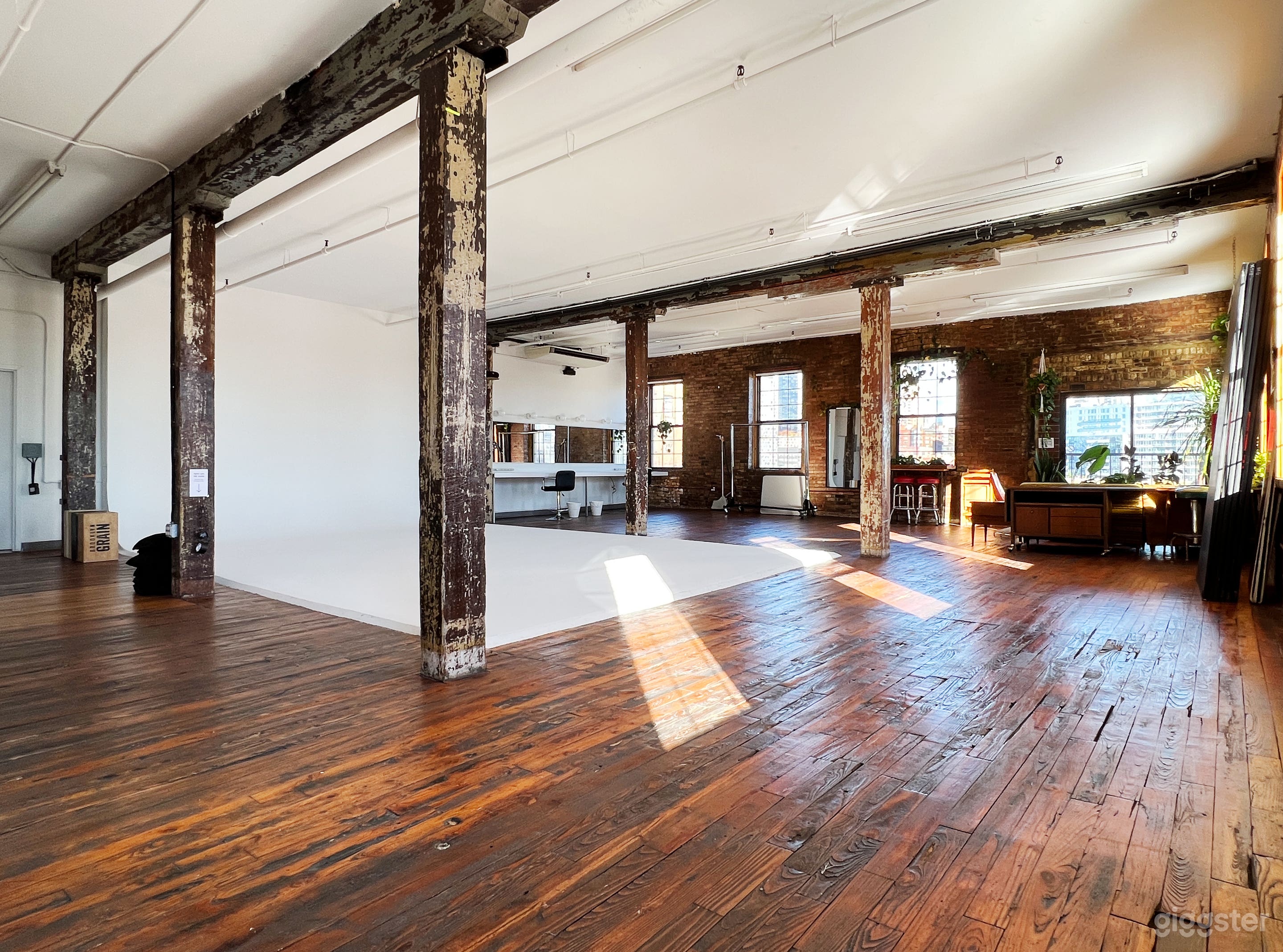 Private 2500 Sq Ft Studio With Cyc &amp; Green Room Photo 1