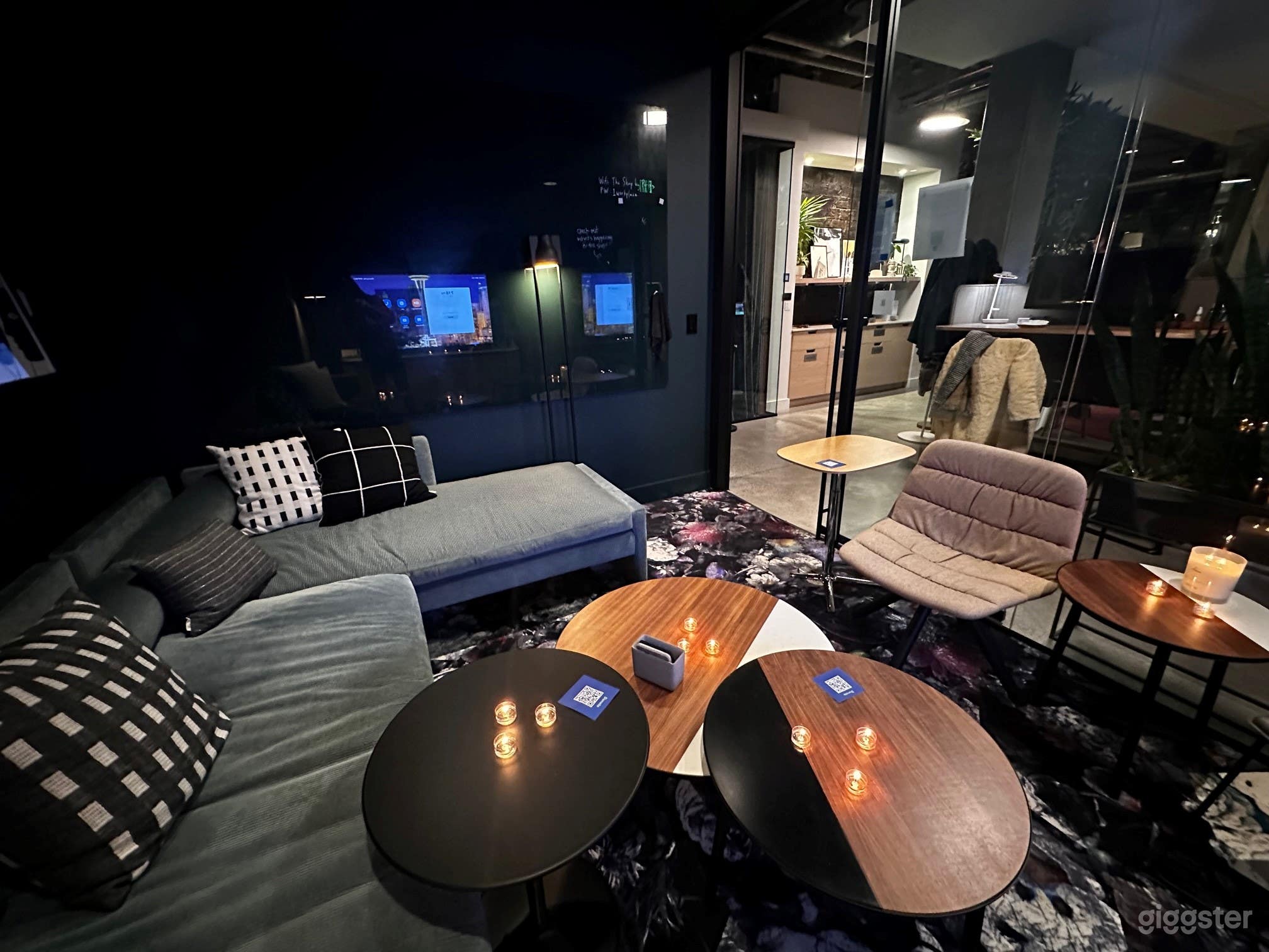 Casual Meeting Room 107 Photo 3