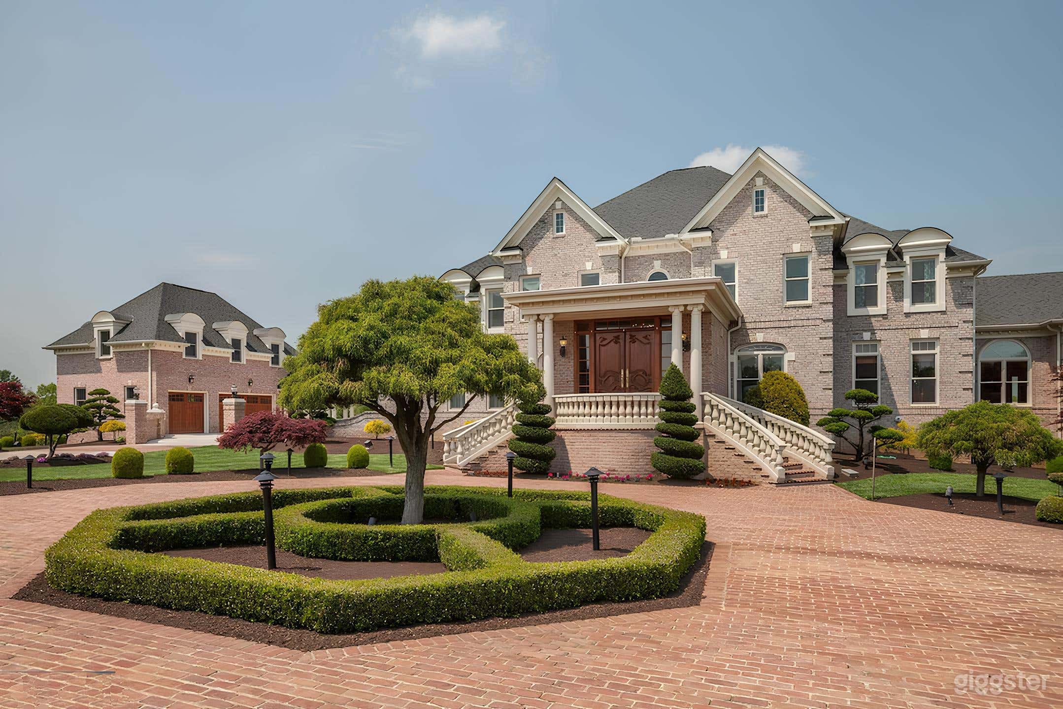 Grand Manor with Luxe Amenities Photo 1