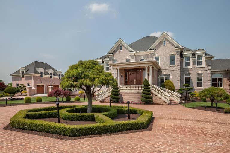  Grand Manor with Luxe Amenities 