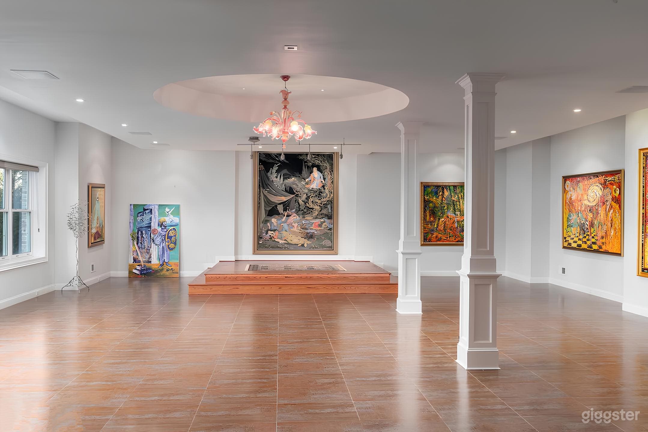 Grand Manor with Luxe Amenities Photo 3