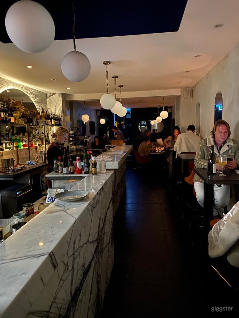  El Bar Íntimo Estilo Nueva York Más Bonito con un Patio Extraordinario 