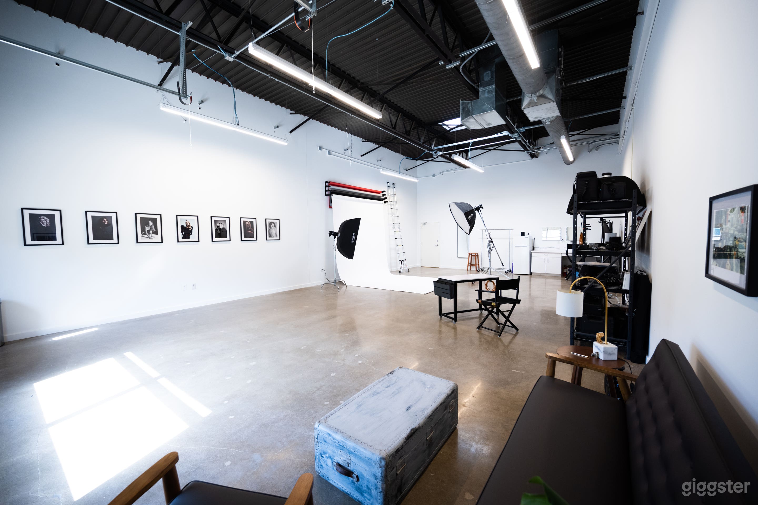 IDEAL PHOTOGRAPHY STUDIO - Equipment Included Photo 1