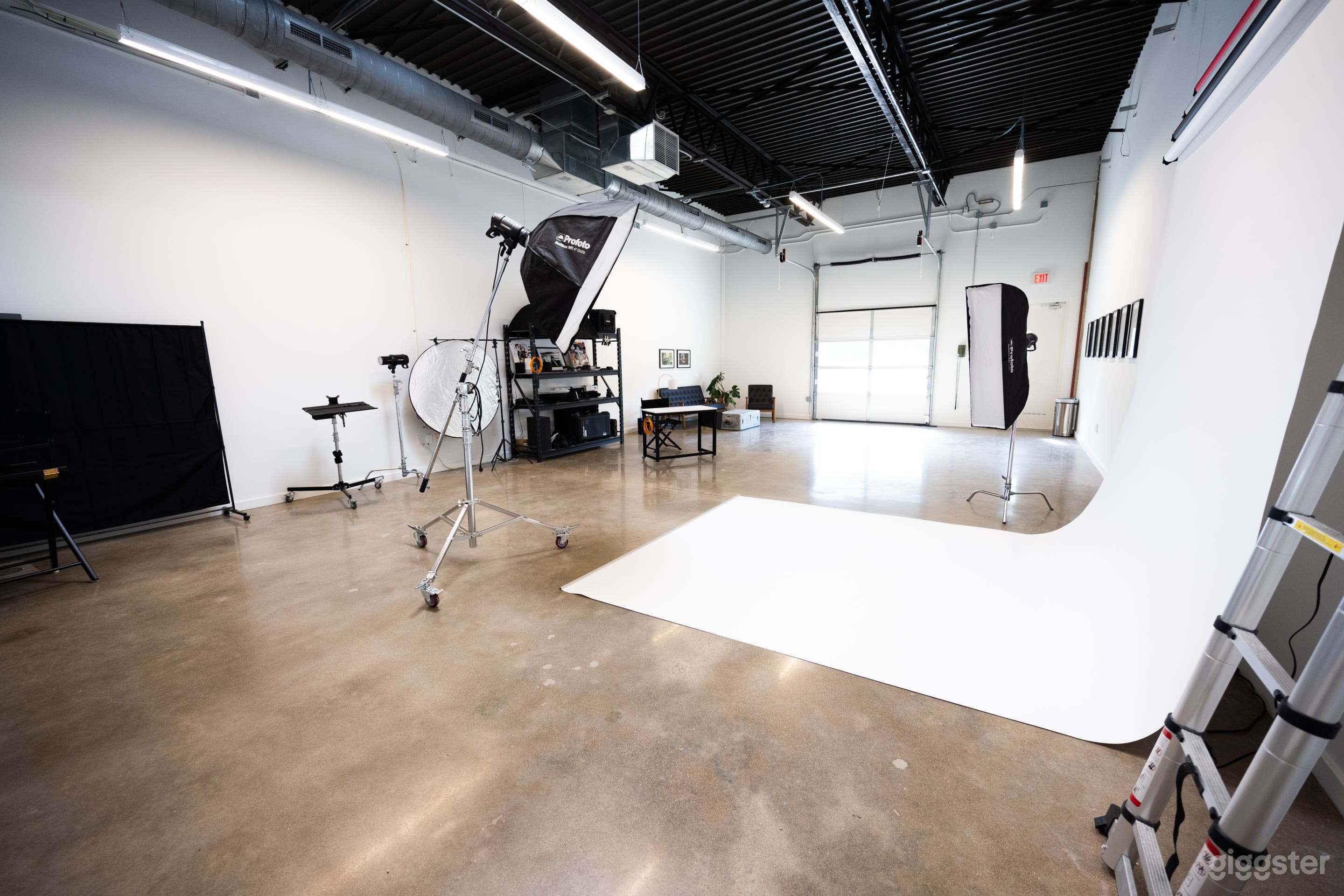 IDEAL PHOTOGRAPHY STUDIO - Equipment Included Photo 3