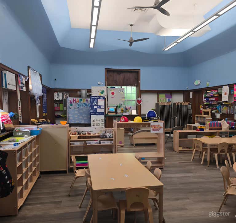  Grande salle de classe de maternelle 