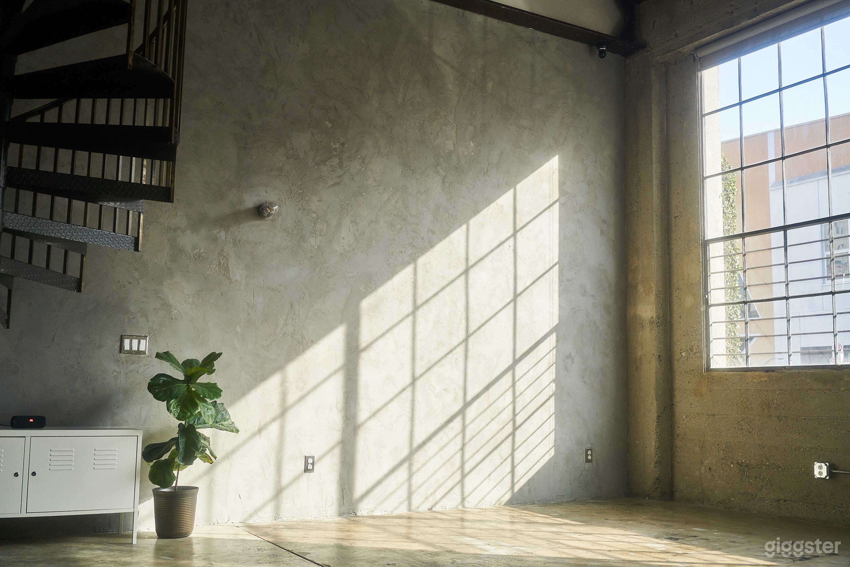 Industrial studio loft flooded with natural light Photo 1