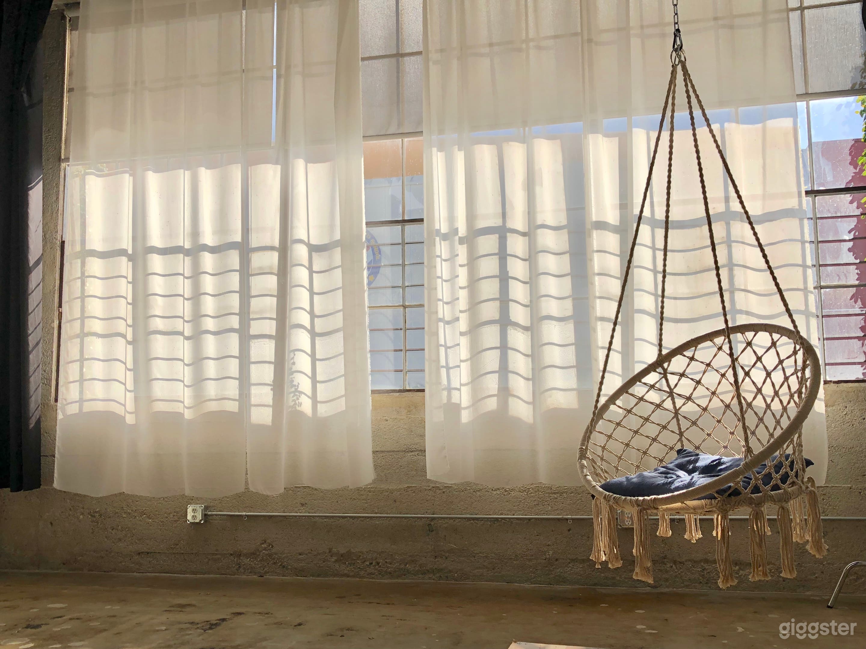 Industrial studio loft flooded with natural light Photo 3