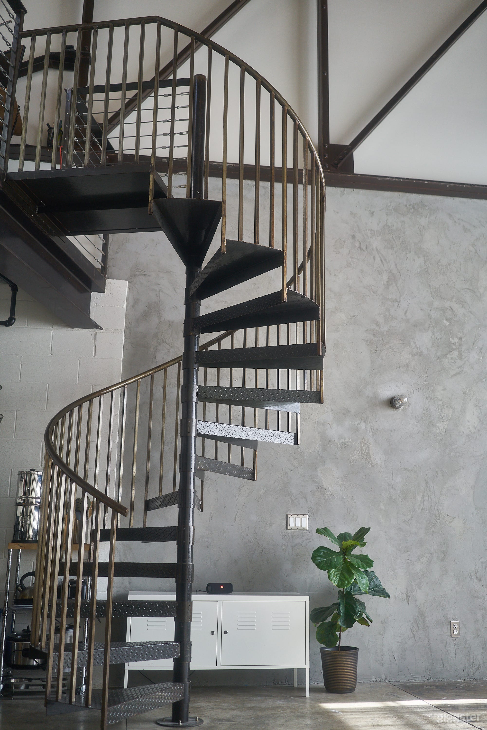 Industrial studio loft flooded with natural light Photo 2