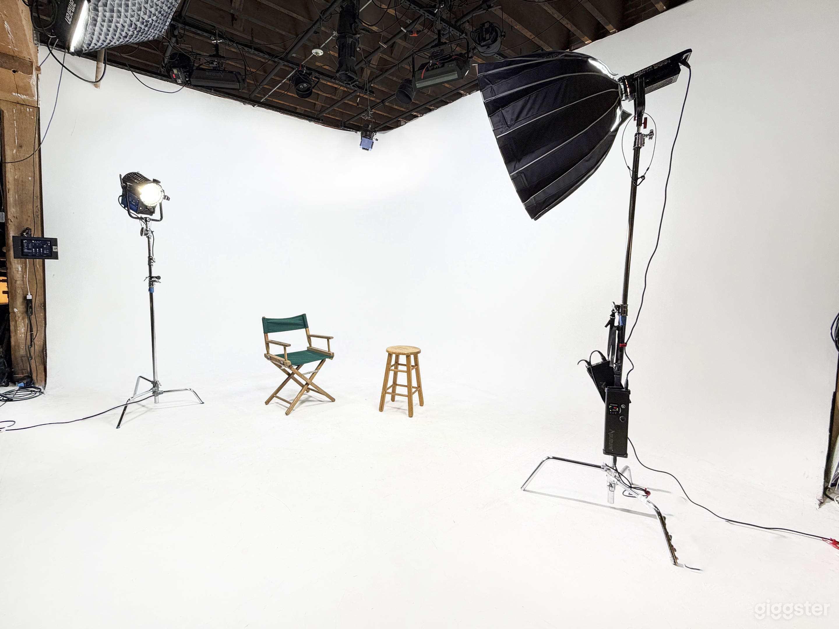 Huge Stylish Sunny Warehouse w/ Cycwall Photo 3