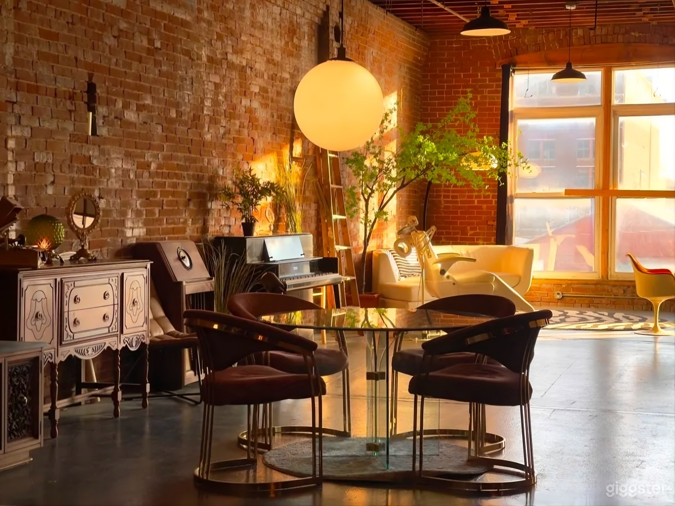 Huge Stylish Sunny Warehouse w/ Cycwall Photo 2