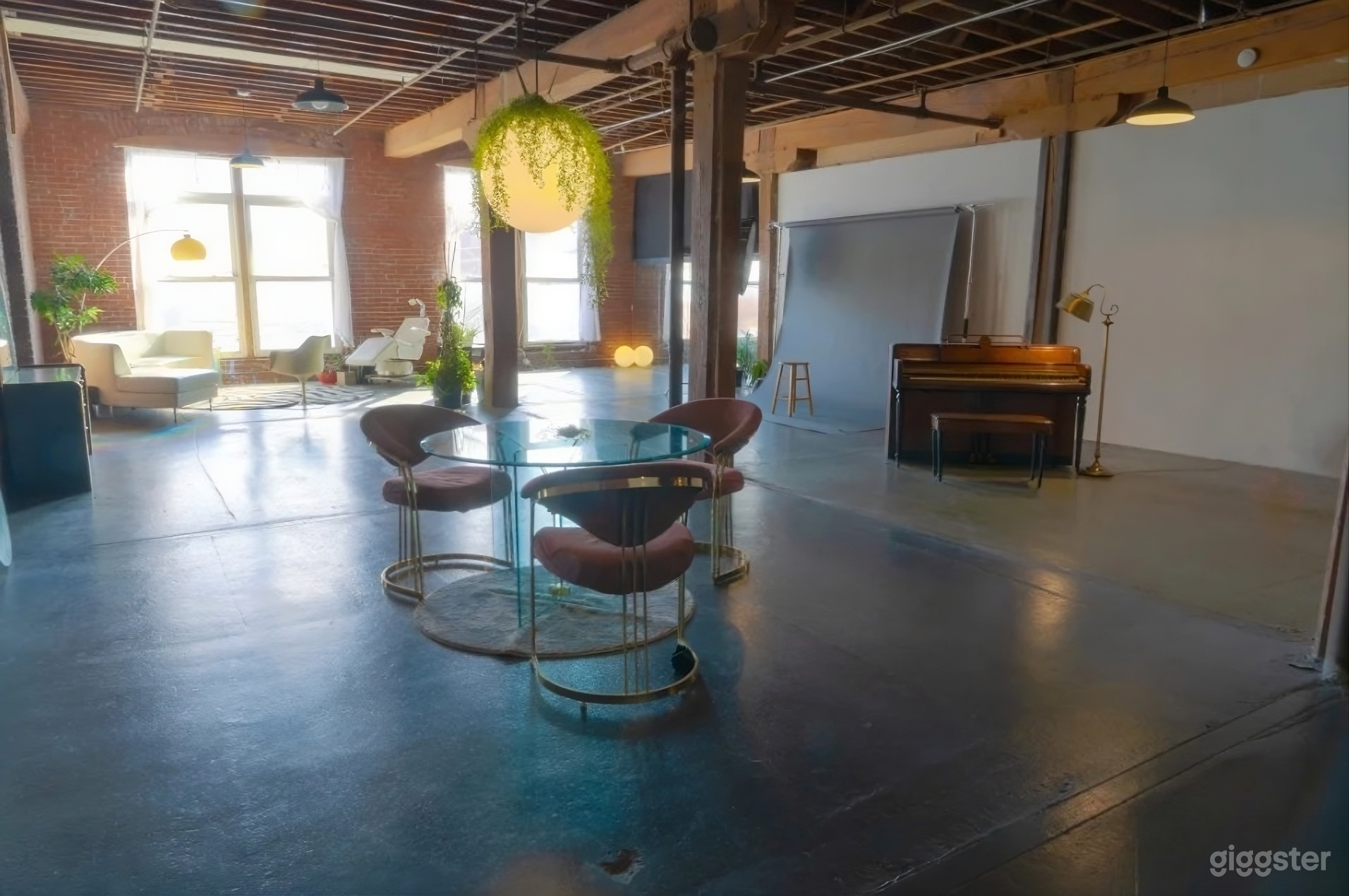 Huge Stylish Sunny Warehouse w/ Cycwall Photo 4