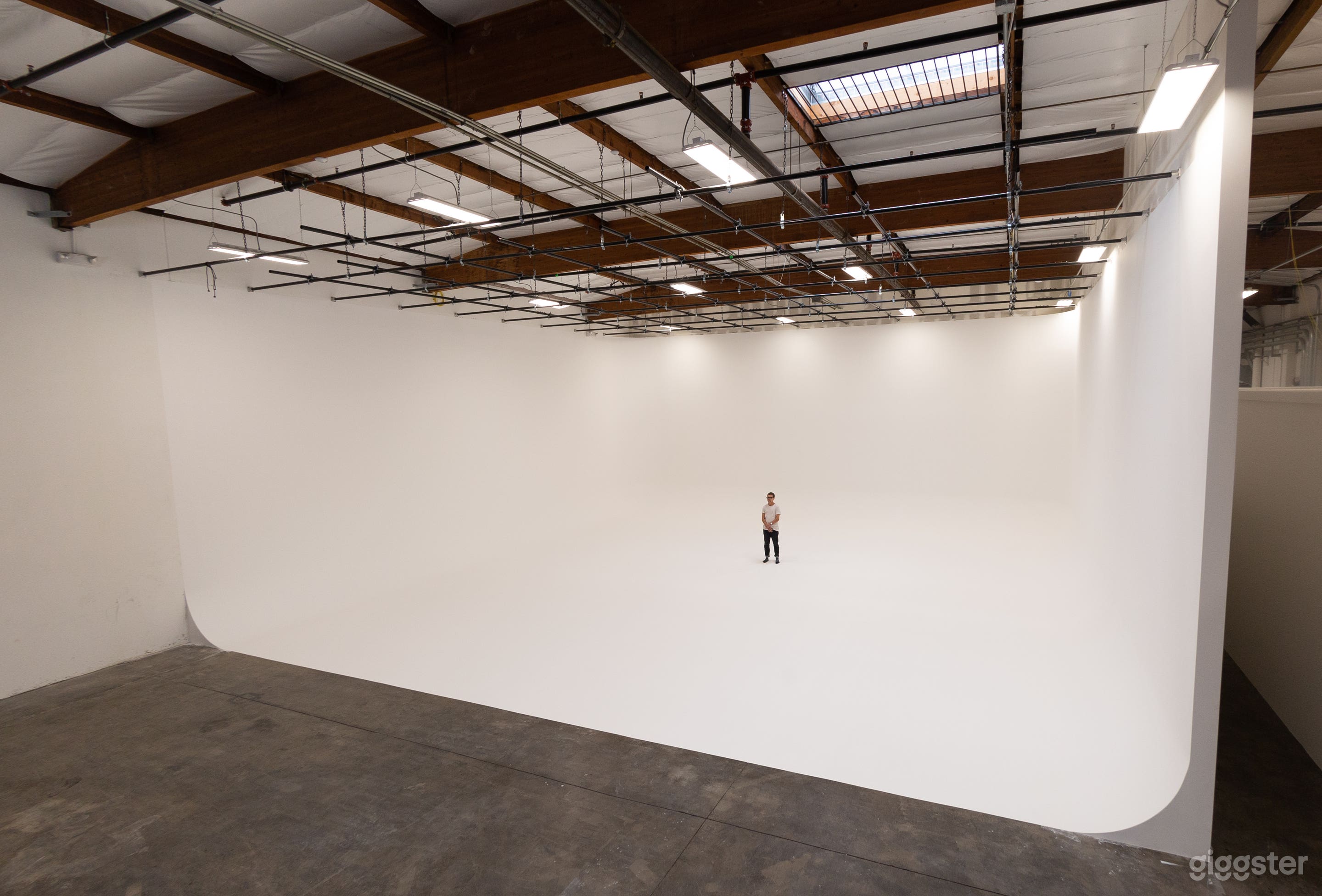 Huge Creative Space with 46x46' Cyc Near LAX Photo 1