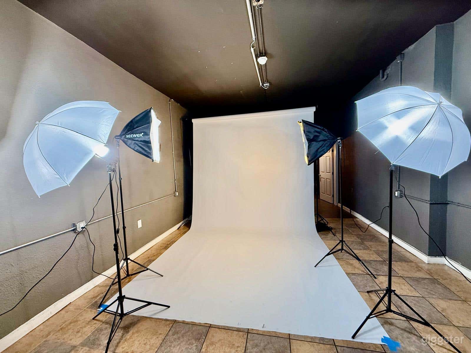 Long Runway Backdrop + 4 Studio Lights + Light-Controlled Darkroom
Features a long runway-style backdrop with four studio lights and a fully light-controlled darkroom—perfect for fashion shoots, model walk shots, editorial photography, and video prod