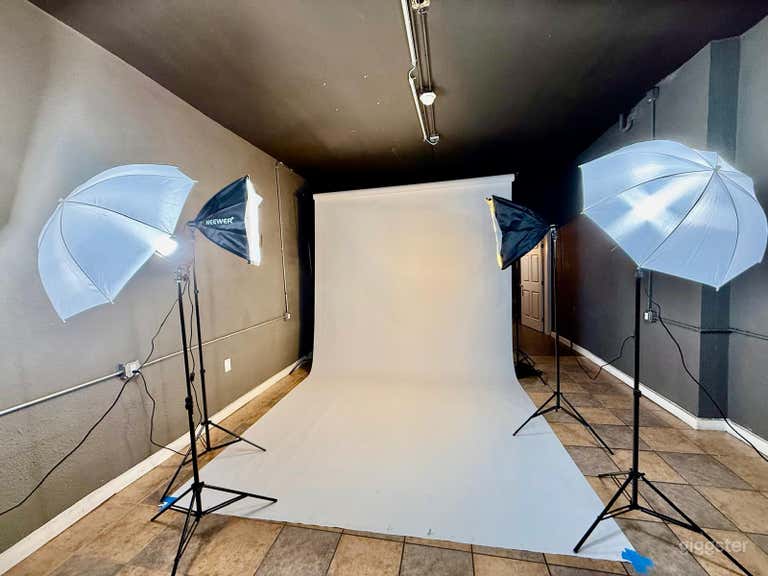 Toile de fond de longue piste + 4 lampes de studio + chambre noire à contrôle lumineux
Comprend une toile de fond de style piste longue avec quatre lampes de studio et une chambre noire entièrement contrôlée par la lumière — parfaite pour les séances de mode, les prises de vue de défilés de mannequins, la photographie éditoriale et la production vidéo 