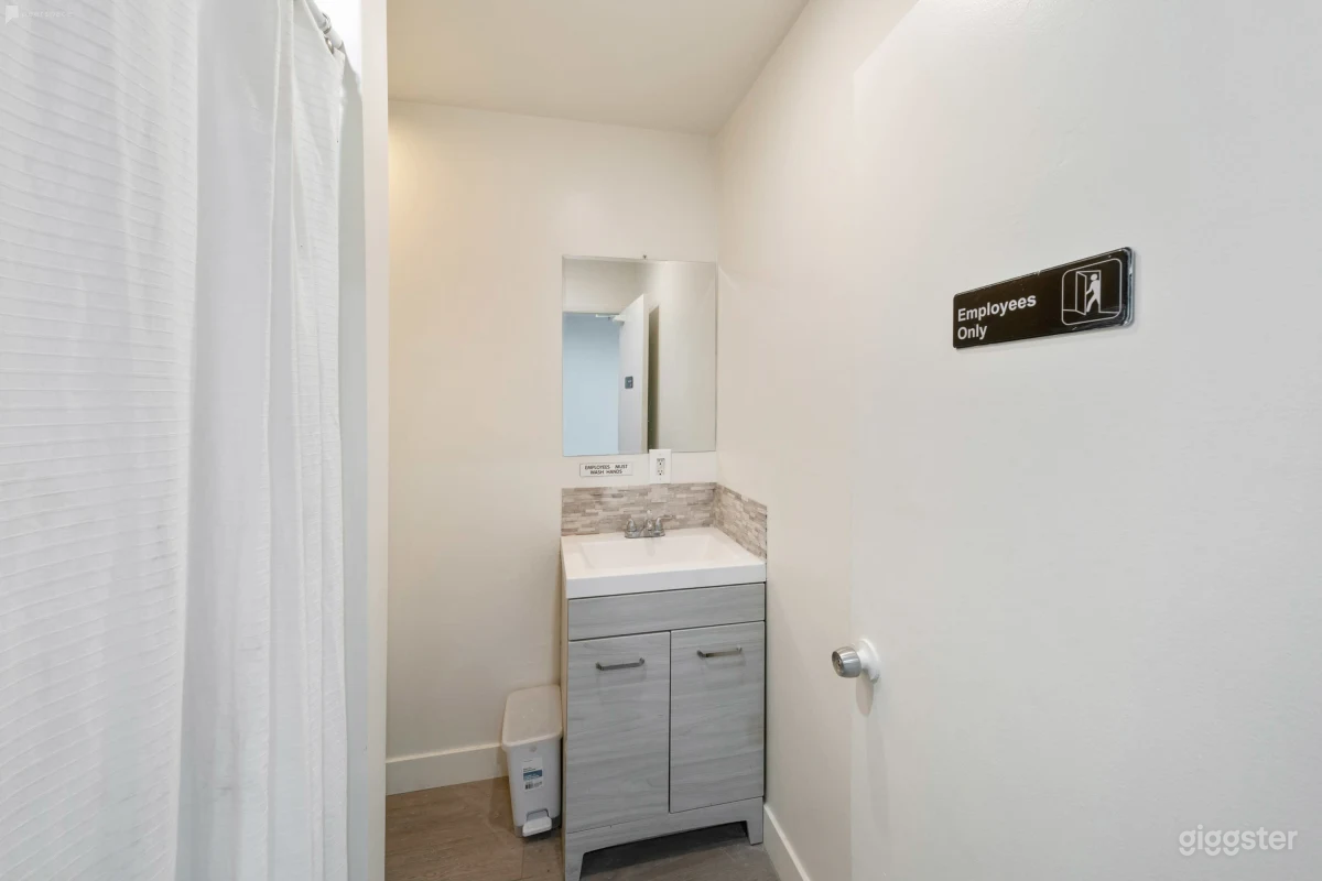 Well-Lit Charming Gallery Space Photo 4