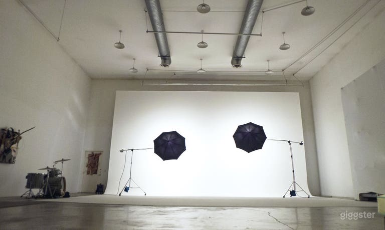  Nivel del suelo - 
Espacio de filmación de 40 X 80 pies con un ciclorama de 40 pies y techos de 22 pies.

Potencia del ciclorama: 360 amperios distribuidos en SEIS salidas Bates de 60 amperios. 