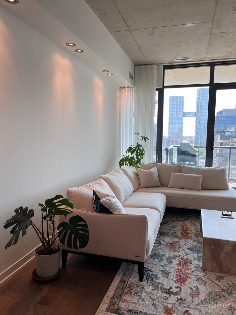  Modern Downtown Loft for Creative Projects 