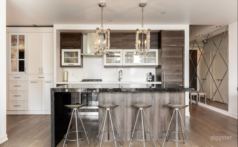  Modern Downtown Loft for Creative Projects 