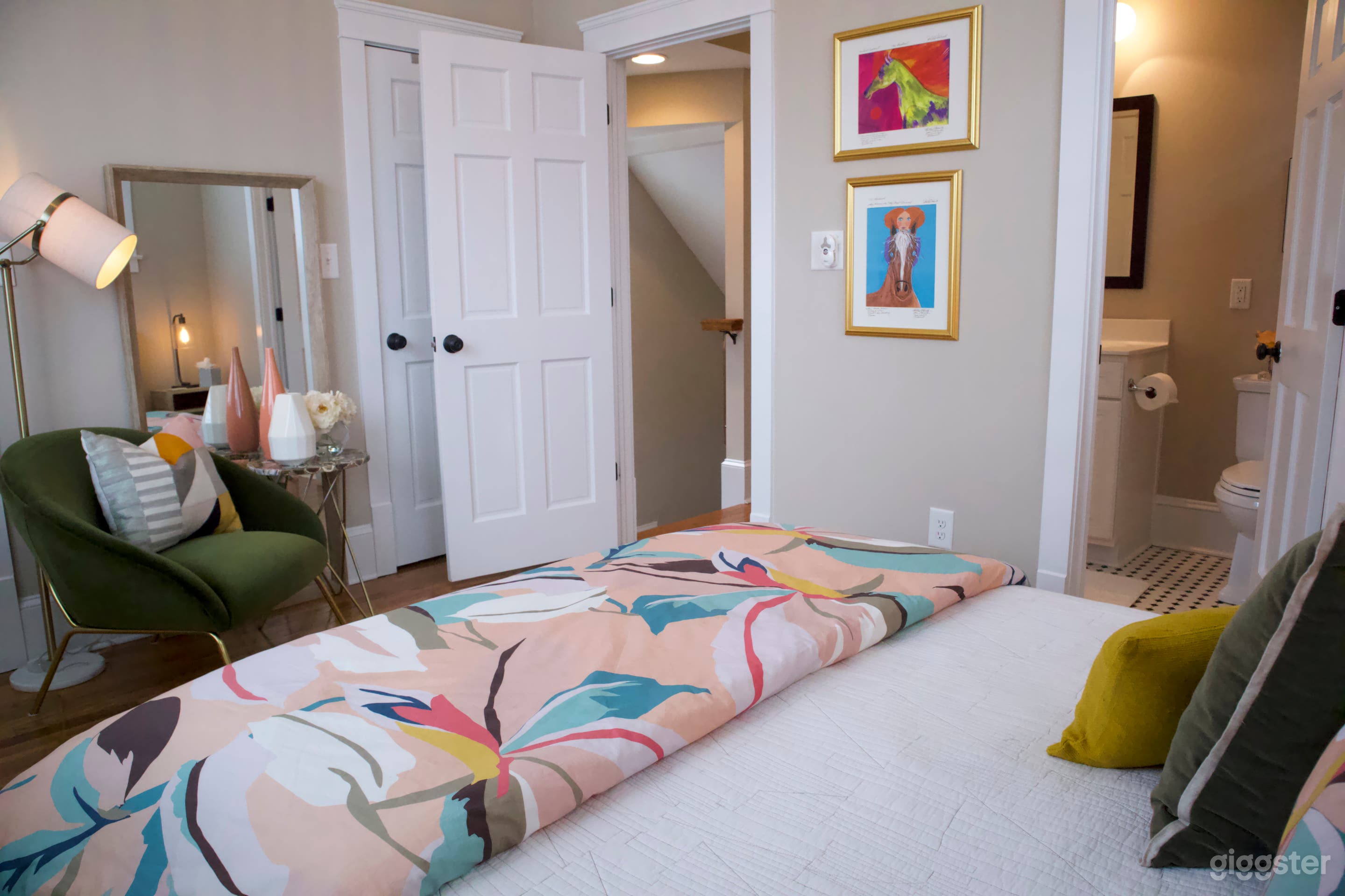 Modern | Back Patio Lounge | High Ceilings | Porch Photo 3