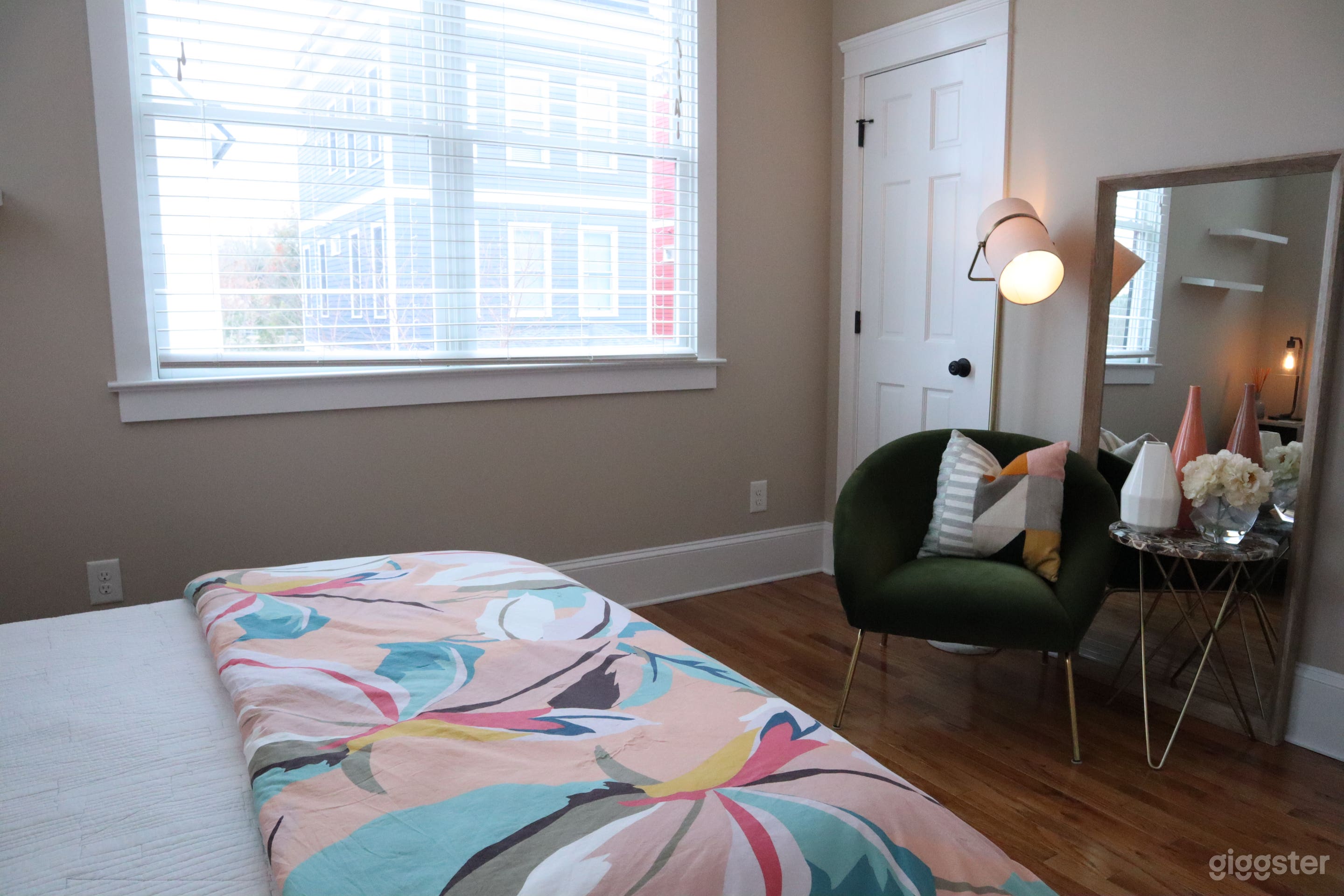 Modern | Back Patio Lounge | High Ceilings | Porch Photo 4