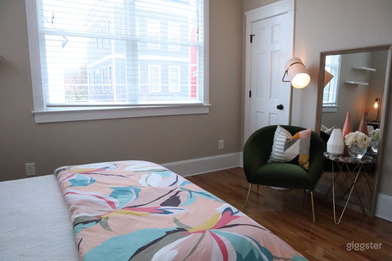  Modern | Back Patio Lounge | High Ceilings | Porch 