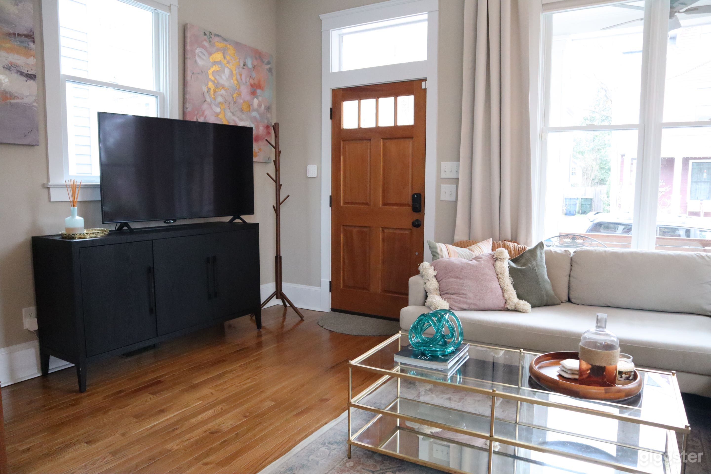 Modern | Back Patio Lounge | High Ceilings | Porch Photo 2