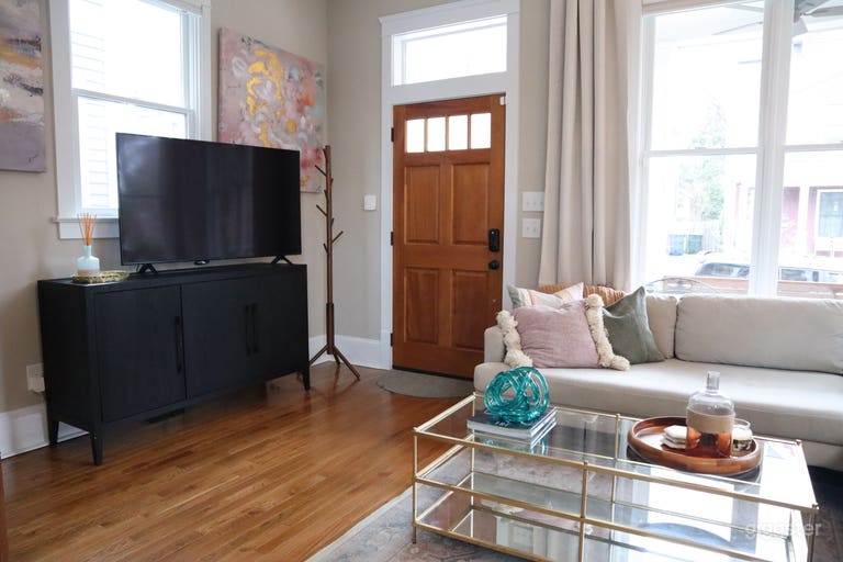  Modern | Back Patio Lounge | High Ceilings | Porch 