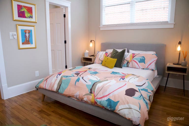  Modern | Back Patio Lounge | High Ceilings | Porch 