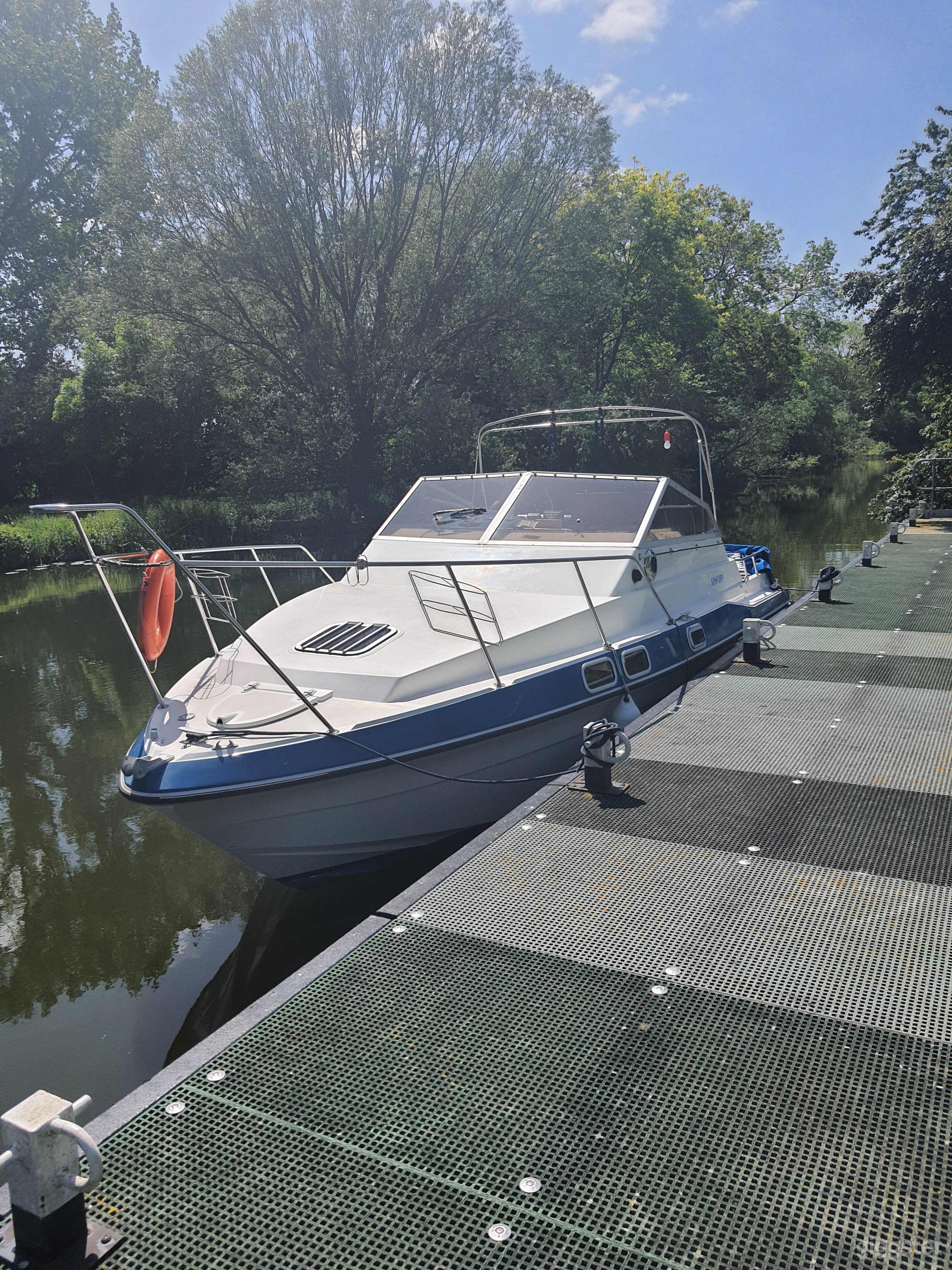 Tranquil River Setting (Boat for rent) Photo 3