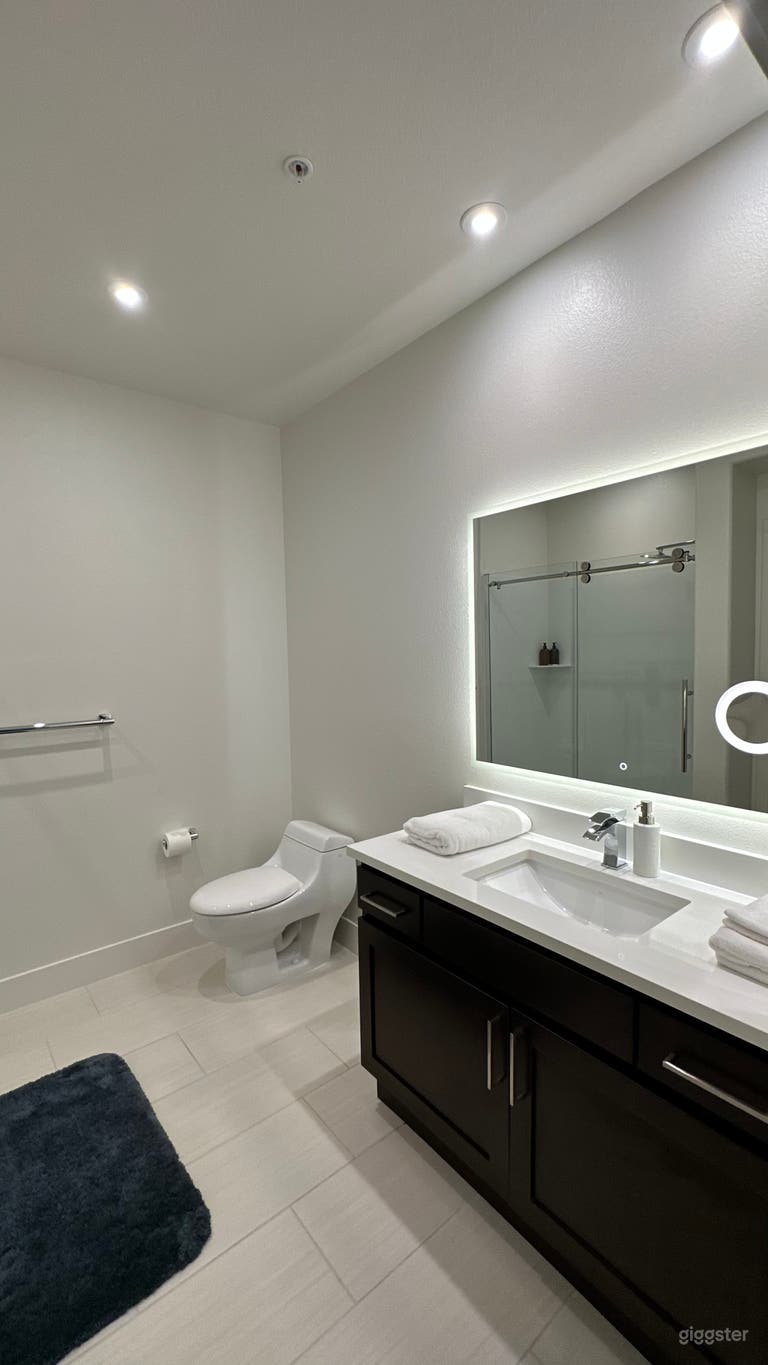  Modern 2 Bedroom Loft south of the Strip  