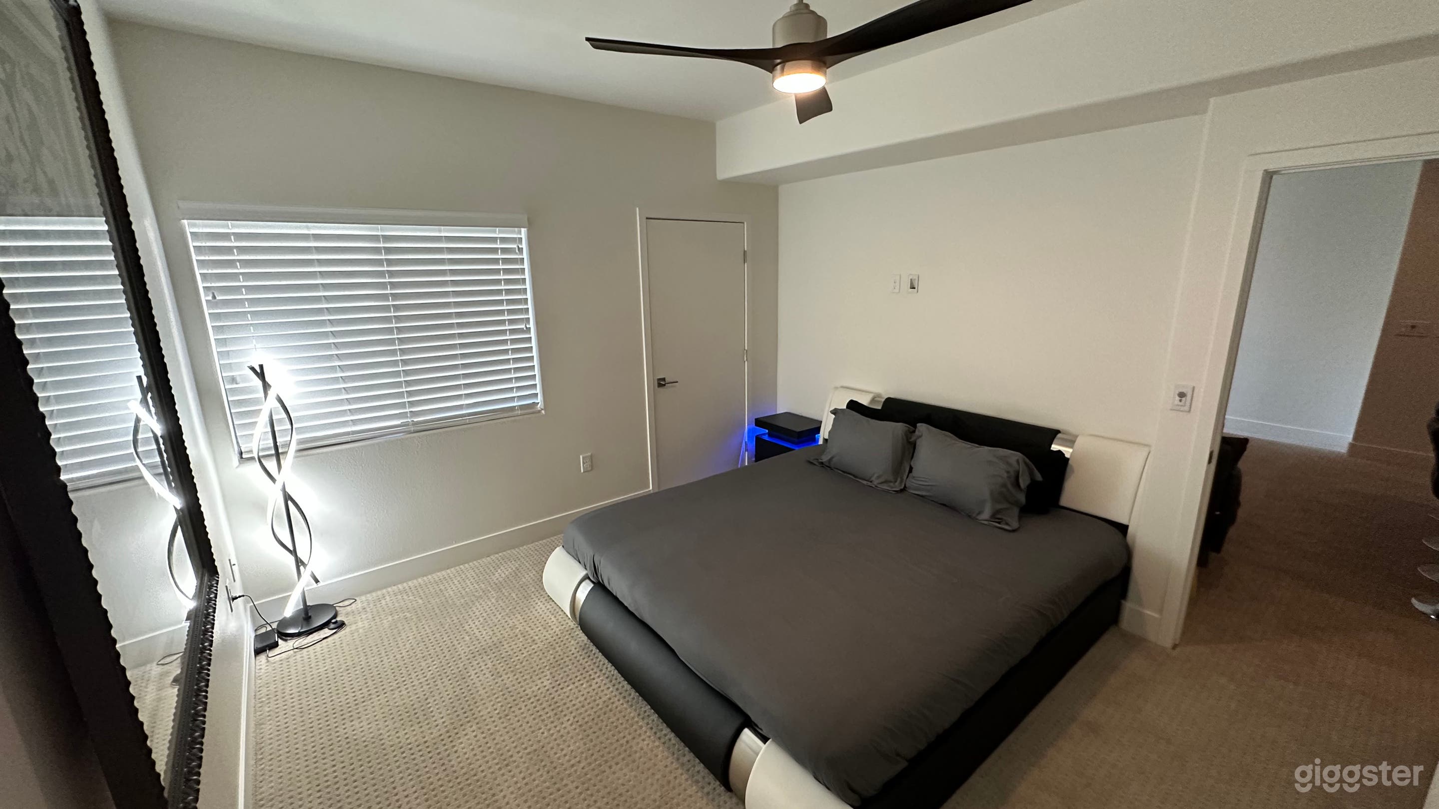 Modern 2 Bedroom Loft south of the Strip  Photo 2