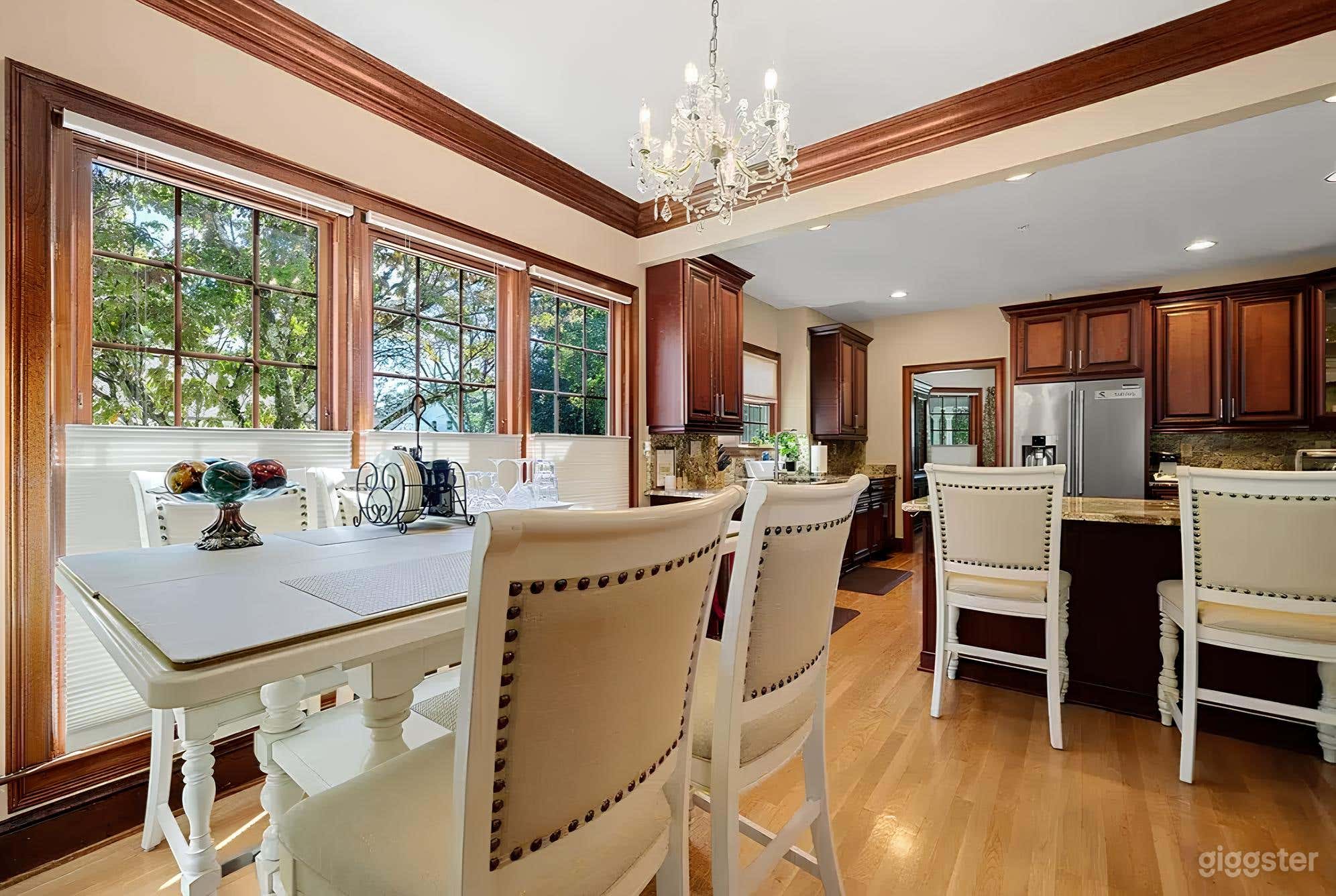 Victorian-style House in Large Estate Photo 4