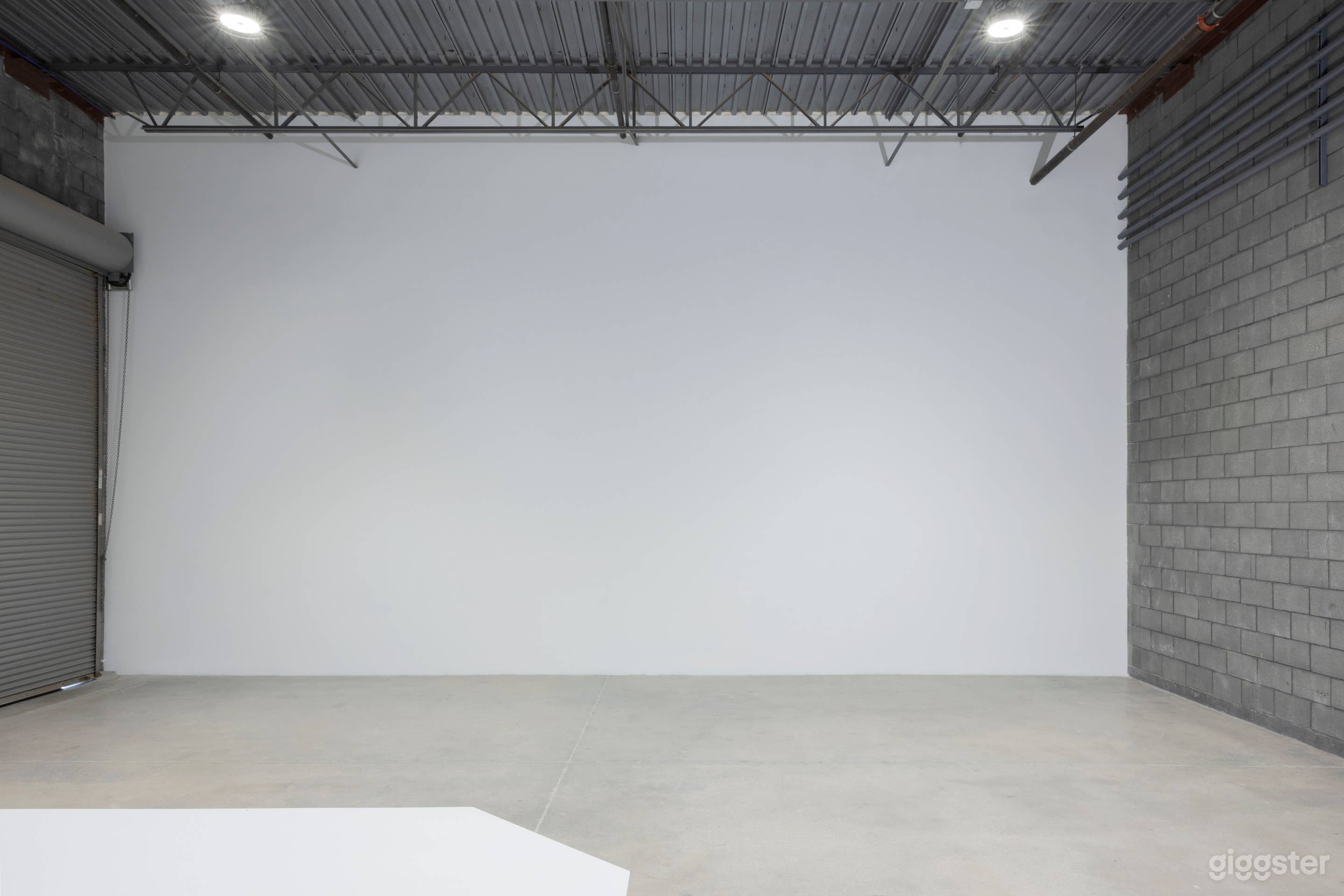 Spacious Studio with Large Cyclorama Photo 3